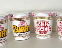 カップヌードル醤油味とカレー味を混ぜ合わせて激ウマに！ Gemini考案のアレンジ4種を全部試してみた / 最強カップ麺の組み合わせをAIに聞くVol.1