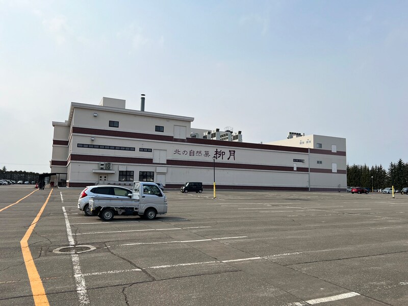 北海道道の駅ランキング1位『道の駅おとふけ』が凄い / 入手困難な「三方六の端っこ」とは? 柳月の工場で話を聞いた