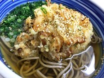 【立ちそば放浪記】ガラスのように透き通るつゆが激ウマ！「塩だしのそば」を筆頭に癖のあるメニューが揃う『白河そば』/ 東京・牛込柳町