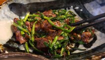 “究極のレバニラ定食” を食べてみたら「老後はこれだけ食べていたい」気持ちにさせられた / 東京・北千住「ここのつ」