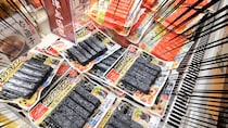 【衝撃】真っ黒なカニカマ『サラダスティック 香る黒トリュフ風味』のベストな食べ方を見つけたかもしれない！