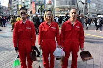 【検証】タバコをポイ捨てする人の前で吸殻を拾いまくったらどうなるのか？ 渋谷駅の喫煙所でゴミ拾いをしてみた！