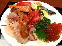【最強どんぶり】1050円の衝撃！ コスパ最高の「大盛り海鮮丼」は行列に並んででも食べるべき!!　東京・入谷『さいとう』
