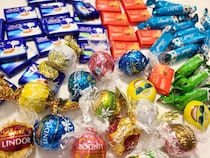 高級チョコを詰めまくれ！ 「リンツ」の神イベント『PICK＆MIX 詰め放題』が開催中！ スタッフさんが教えてくれた「コツ」通りに詰めたら大記録達成…!?