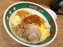 松屋が『ジャンクガレッジ』と異例のコラボ！ 意外すぎる裏事情と爆食必至の「うまトマまぜそば」を食べてみた