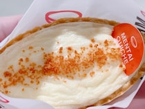 明太子を生み出した「ふくや」が福岡空港限定で売ってる『明太キッシュ（300円）』に元祖の本気を感じた