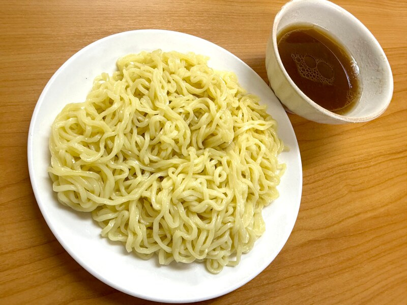 セブンの『冷凍つけそば』が麺300gで213円だってさ！ おにぎり1個と変わらないけど物価高の救世主になれるか試してみた