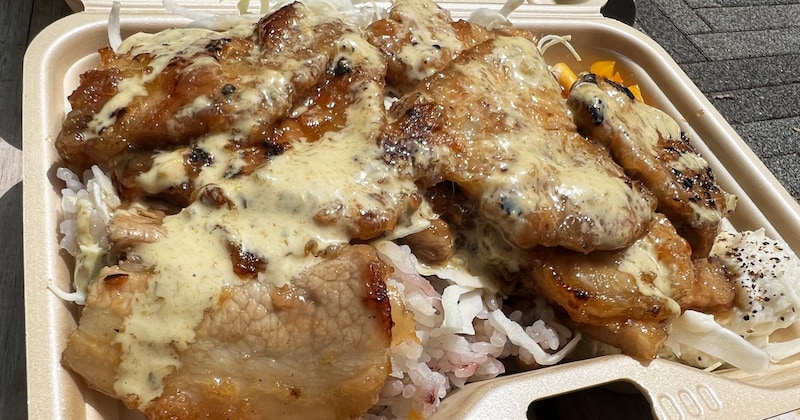 しょうが焼きが13種類！ キッチンカー『飯やのはまちゃん』でタルタルグリーンカレーソースしょうが焼き弁当を買ってみた