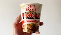 インドの日清が販売している「カップヌードル マサラ味」を食べてみたら日本のカレーヌードルとは全然違った