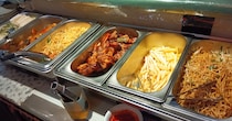 豚足、焼きそば、フライドポテトが食べ放題！ 高円寺『成都』のランチは定食に「＋110円」で副菜バイキングが付けられる