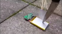 【絶対真似厳禁】携帯電話のバッテリーをナイフでつついてみたらこうなったっていう動画