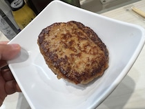 回転寿司を超えるレーン寿司『魚べい』のハンバーグにぎりがデカイ / 回転寿司を超えすぎてもはや普通のハンバーグ