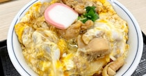 かつやの新作「出汁醤油ロースカツ in the 親子丼」は、想像以上に親子丼そのものだった。カツを内蔵した新しい親子の形