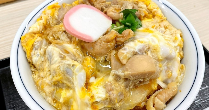 かつやの新作「出汁醤油ロースカツ in the 親子丼」は、想像以上に親子丼そのものだった。カツを内蔵した新しい親子の形