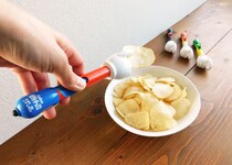 【爆誕】手もスマホも汚れない…って魔法かよ！ ポテトチップスを快適に食べられるタッチペンが新発売