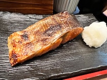 旭川の海産商が運営する定食屋『銀くま』の焼き魚定食に感じる旅の余暇。無常の世だからこそできる「贅沢の作り方」