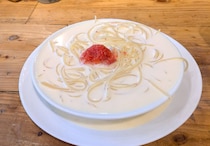 パスタの「ソース不足問題」に終止符。ホットランドが展開する『ワイルドレッドパスタ』はソースが器から溢れて “ラーメン化” していた