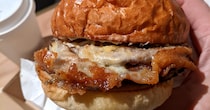 モスのチーズバーガー専門店が広尾に誕生！ ポテトは焼き、トレーは箱、ささやかな工夫の光る良い店だった！