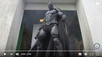 バットマンのファンが「23のガジェットを搭載したバットスーツ」を作ってギネス記録に！ カッチョ良すぎてマジやばい!!