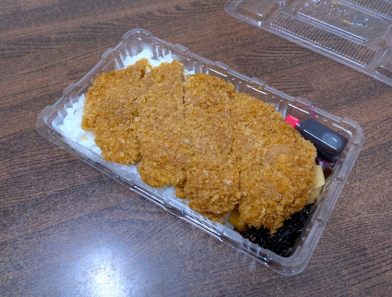 もうすぐ創業100年、「万葉軒」のトンかつ弁当に見る潔い “一点突破” / 厚衣の紙カツに昭和の安心感をおぼえる
