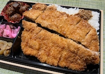 【異色】東京駅で見つけた「わらじとんかつ弁当」がデカすぎて絶句した / コメダっぽいなと思ったら…
