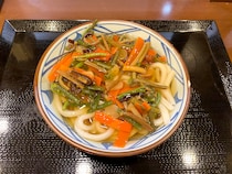 【思わぬ伏兵】丸亀の「山菜うどん」は山菜の量が異常！ 山から山菜が無くなるかと心配になるレベル!!
