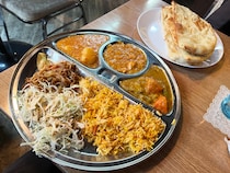 【1210円食べ放題】カレーもビリヤニも！ 下北沢のパキスタン料理屋「2×2＝8（ににんがよん）」がコスパ良いから20年通ってる