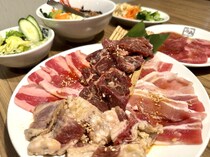 【牛角】コース仕立ての焼肉がペアで5000円以下!! 新たに登場したセットを注文したら…これだけ出てきた