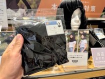 【暑さ対策】40代おっさんがスリーコインズで「おしゃれを楽しみながらUV対策ができるアイテム」を買った結果 → 銀行強盗にしか見えなくて不安…