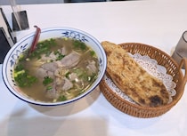 池袋駅北口すぐ！ 謎のガチ中華『豪快な母ちゃんの牛肉スープ』で味わう淮南（わいなん）の素朴な絶品料理