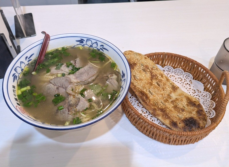 池袋駅北口すぐ! 謎のガチ中華『豪快な母ちゃんの牛肉スープ』で味わう淮南(わいなん)の素朴な絶品料理