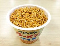 【実食レビュー】話題の衝撃作「ベビースターラーメン on アイス」を食べてみた結果 → アイスはウマい