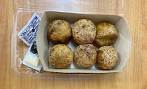 セブンのホットスナックに新登場「揚げたこ焼き」は銀だことどう違う？ 食べ比べたらセブンが戦えているのを実感した