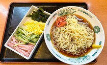 すでに冷やし中華がはじまってるけど、結局どこがウマいのか？ 670円の「日高屋」を食べてみた
