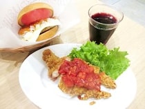 【朗報】モスバーガーの一部店舗でビールとワインが飲めるらしいぞォォォオオオ！ 全国に13店だけの「モスバル」でちょっと1杯やってきた!!