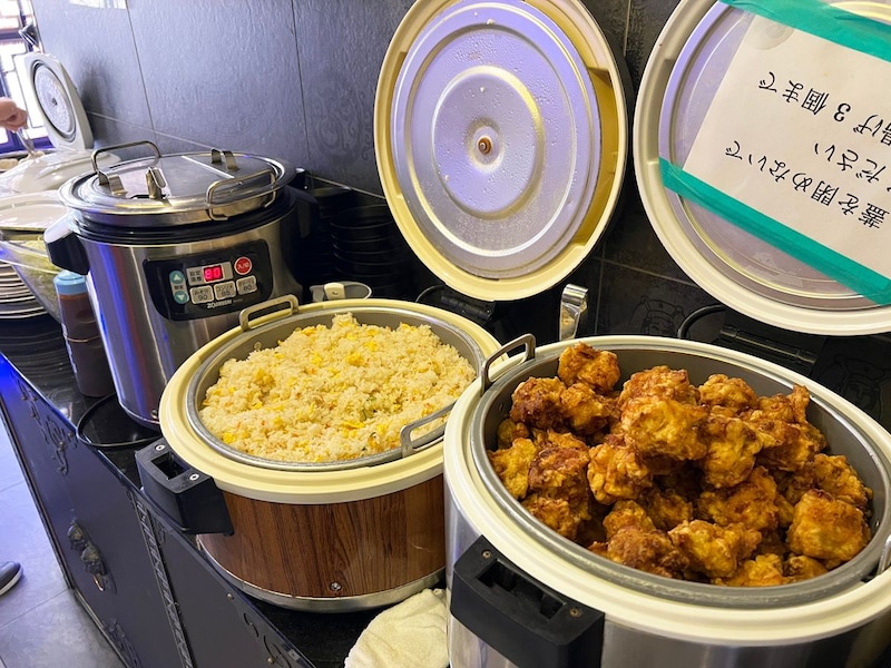 【1000円以下食べ放題】900円のランチ定食注文で炒飯食べ放題！ 唐揚げや水餃子もついてくるガチ中華『四川厨房 随苑 内神田店』