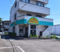 なぜここだけ喫茶店っぽい？ 福生にある “レア” な「山田うどん」は居心地よくて、冷やし中華が似合う店
