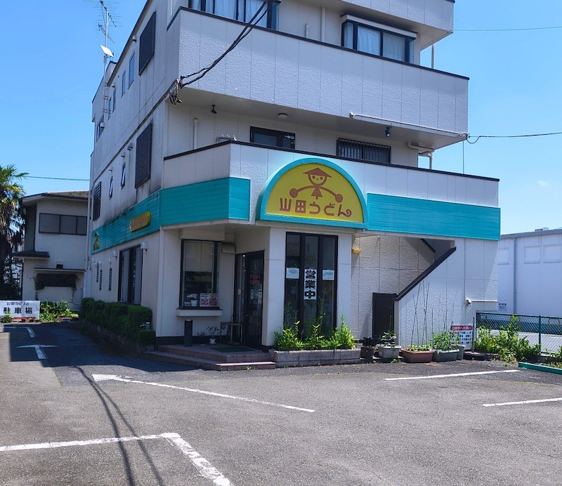 なぜここだけ喫茶店っぽい？ 福生にある “レア” な「山田うどん」は居心地よくて、冷やし中華が似合う店