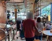 高級スタバで新作スイーツを買おうとするも人の多さに絶句…それでも並んだら「混んでる原因」が分かって納得した