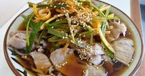 【立ち食いそば放浪記361】不毛の地に咲くラーメン屋みたいなそば屋『麺処盛盛』がもはやB級グルメだった / ひばりが丘、富士見台