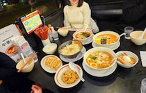 本場の豚骨ラーメン以外は認めない！ と豪語する九州人に「幸楽苑」のラーメンを食べさせてみた結果
