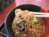 カレーがウマイ立ち食いそば屋『蓼科』の隠れた名作「冷やしカレーそば」は夏に食べたいカレーそばだった / 赤坂見附
