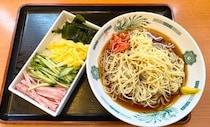 すでに冷やし中華がはじまってるけど、結局どこがウマいのか？ 670円の「日高屋」を食べてみた