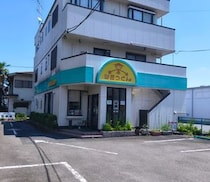 なぜここだけ喫茶店っぽい？ 福生にある “レア” な「山田うどん」は居心地よくて、冷やし中華が似合う店