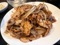 【無限ご飯】新宿ガチ中華・鴻福餃子王の「生姜焼肉」が旨みが濃厚すぎてもはや別物。ちなみにご飯食べ放題