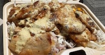 しょうが焼きが13種類！ キッチンカー『飯やのはまちゃん』でタルタルグリーンカレーソースしょうが焼き弁当を買ってみた
