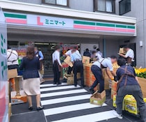 ローソン新業態「Lミニマート」が東京・小平にオープン！　開店前から200人の行列ができる人気ぶり / 品揃えはコンビニではなく完全にスーパー