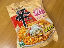 【韓国で人気爆発】辛ラーメン新作『トゥーンバ』が日本に上陸したので食べてみた → 「焼きそばという名のパスタっぽいお菓子」だった（？）
