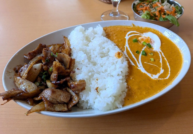 【未検索グルメ】埼玉・入間のインド料理店で「入間ライス」なるメニューを発見！ キーマカレーと生姜焼きを盛り合わせた優しい美味しさのワンディッシュ