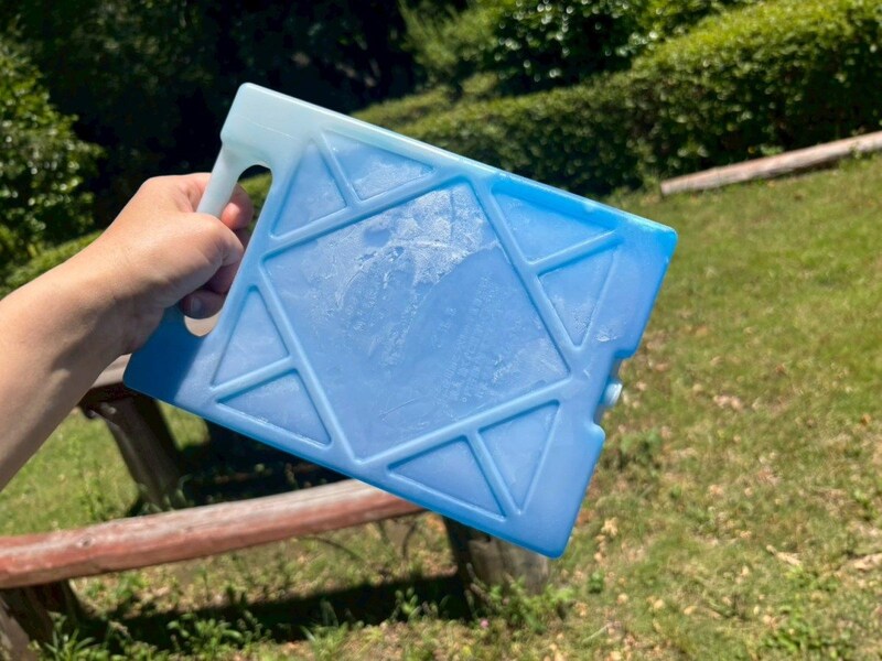 【検証】真夏日の車内でカインズの「強力タイプ保冷剤」を使ってガリガリ君を放置してみた。コスパや汎用性も優秀で買ってよかった